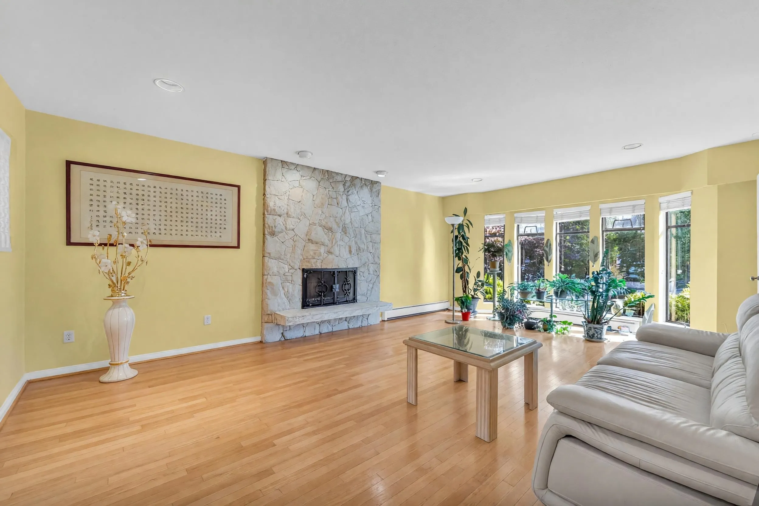 137 W Woodstock Avenue