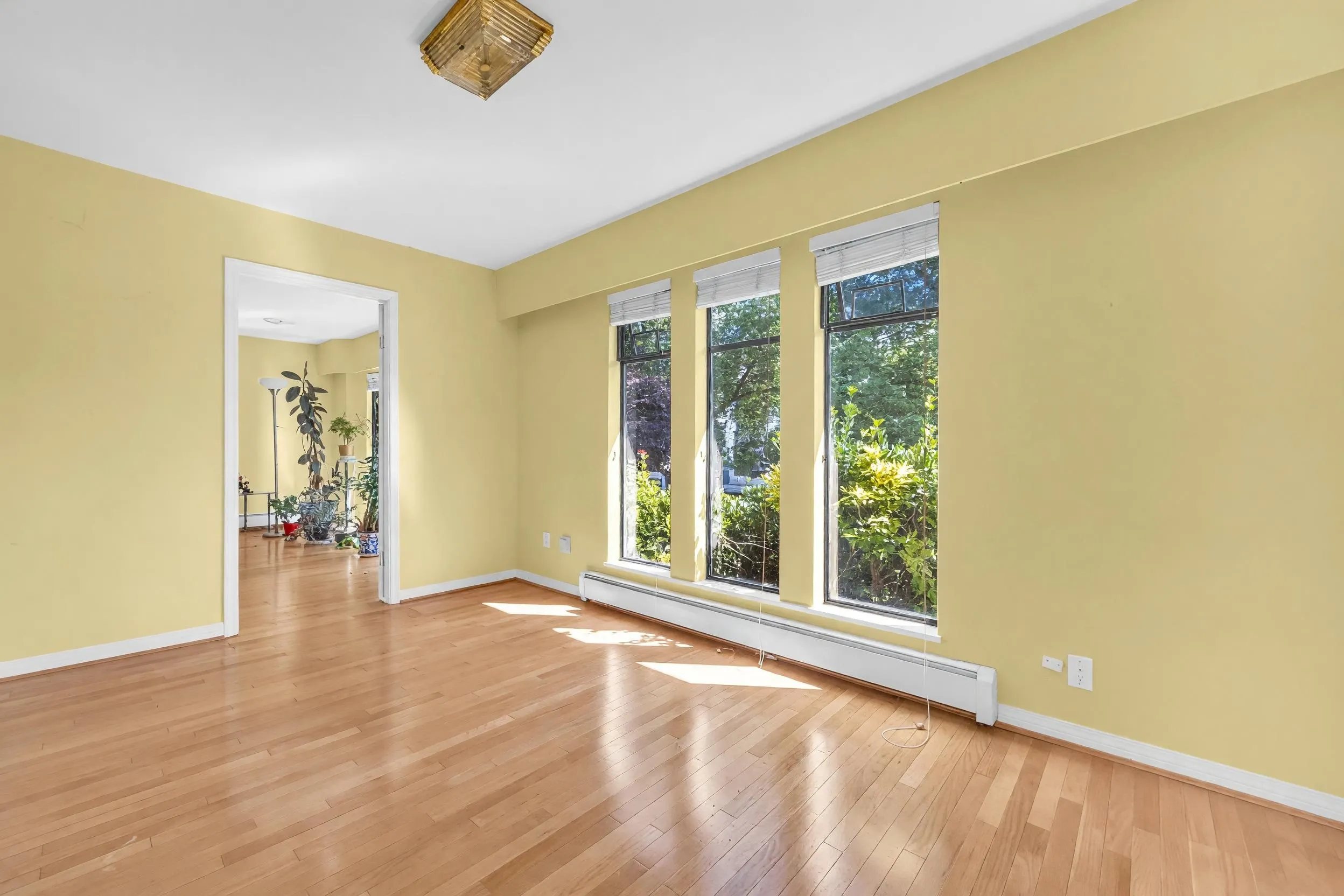 137 W Woodstock Avenue
