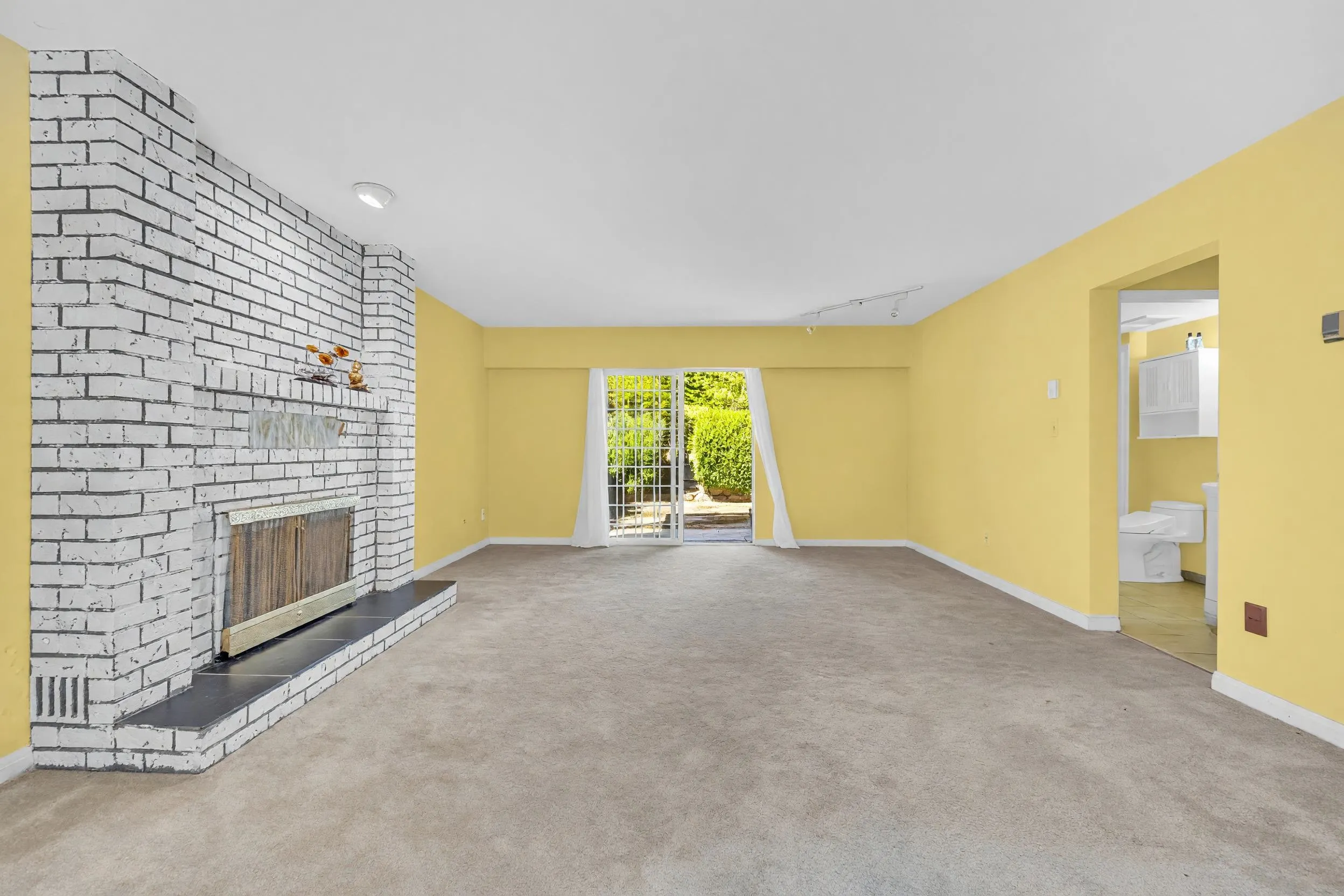 137 W Woodstock Avenue