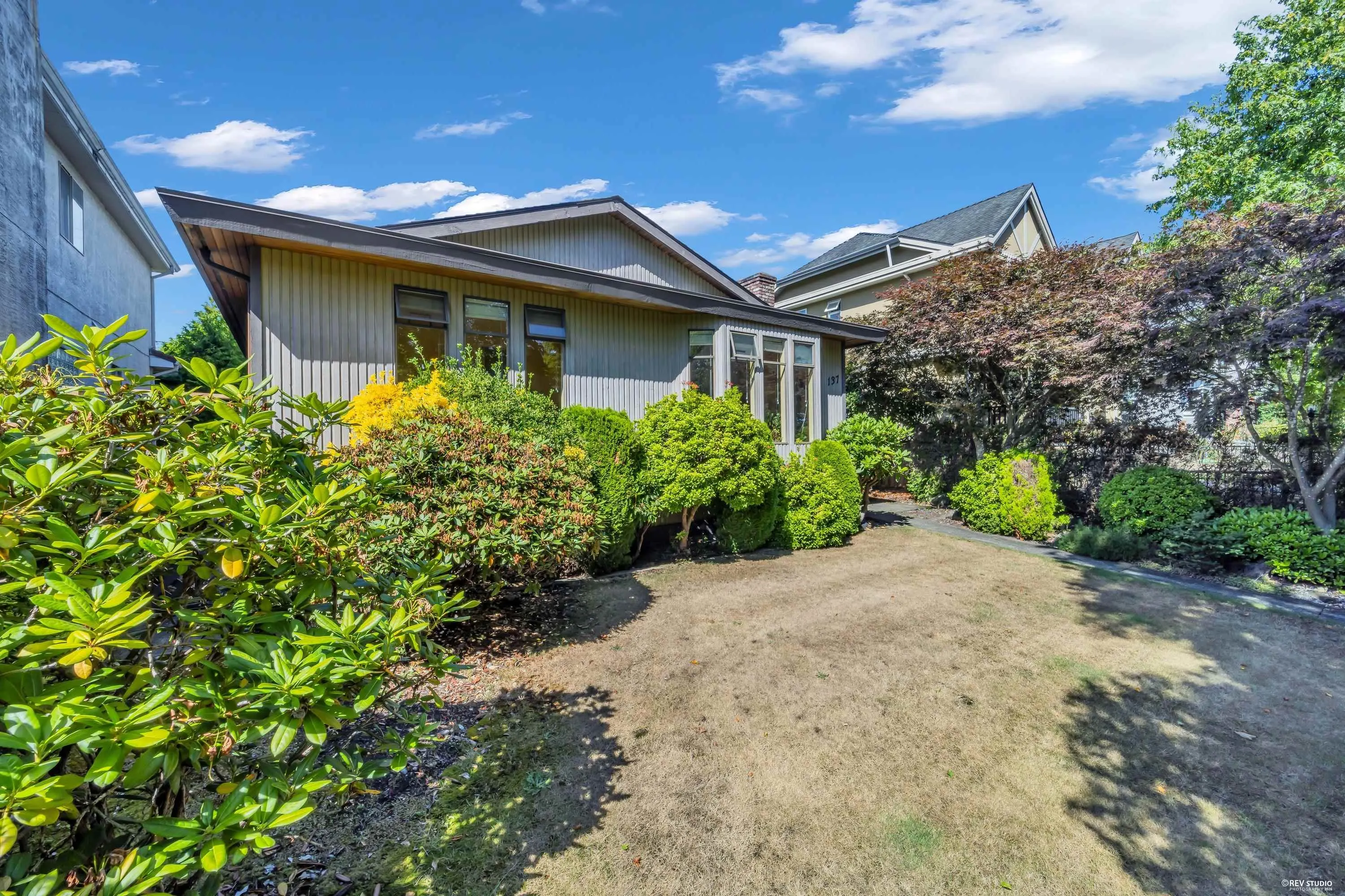 137 W Woodstock Avenue