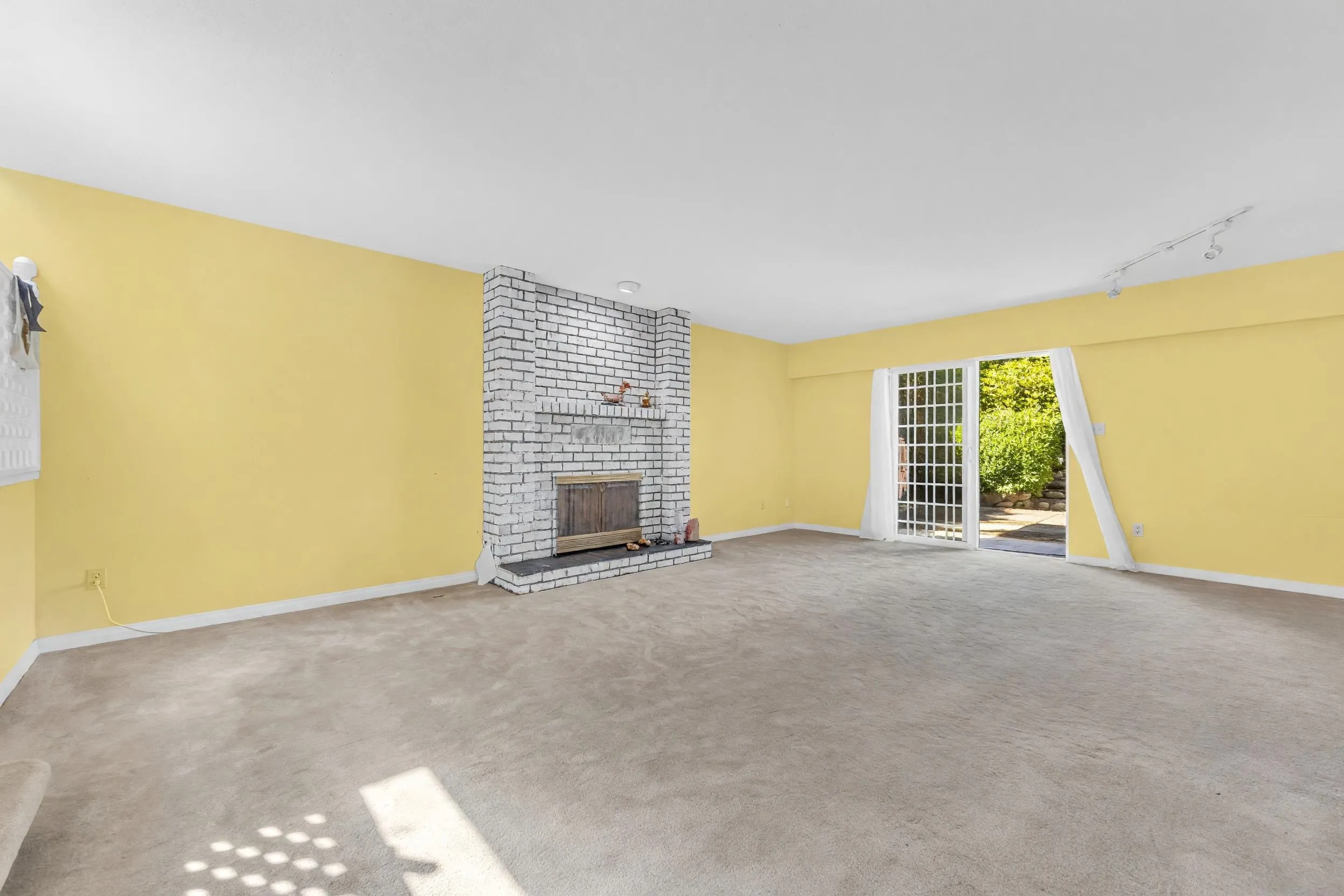 137 W Woodstock Avenue