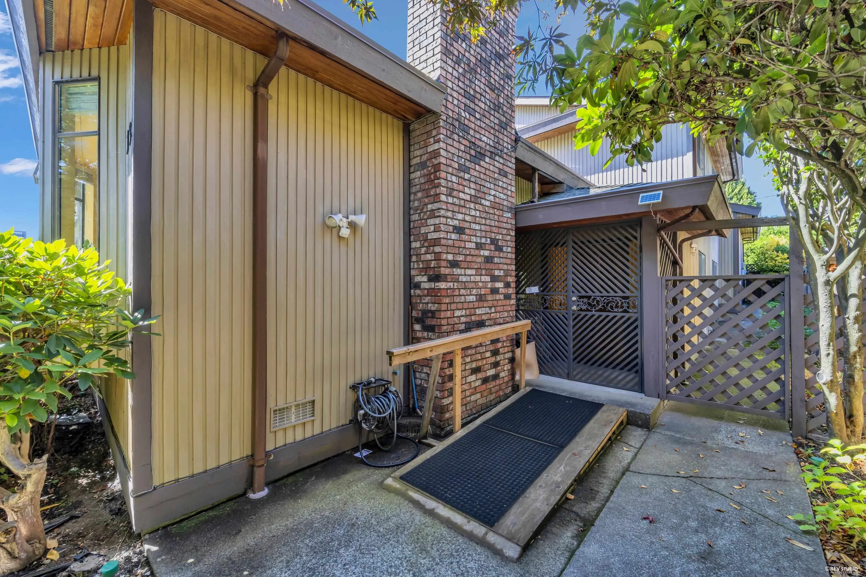 137 W Woodstock Avenue