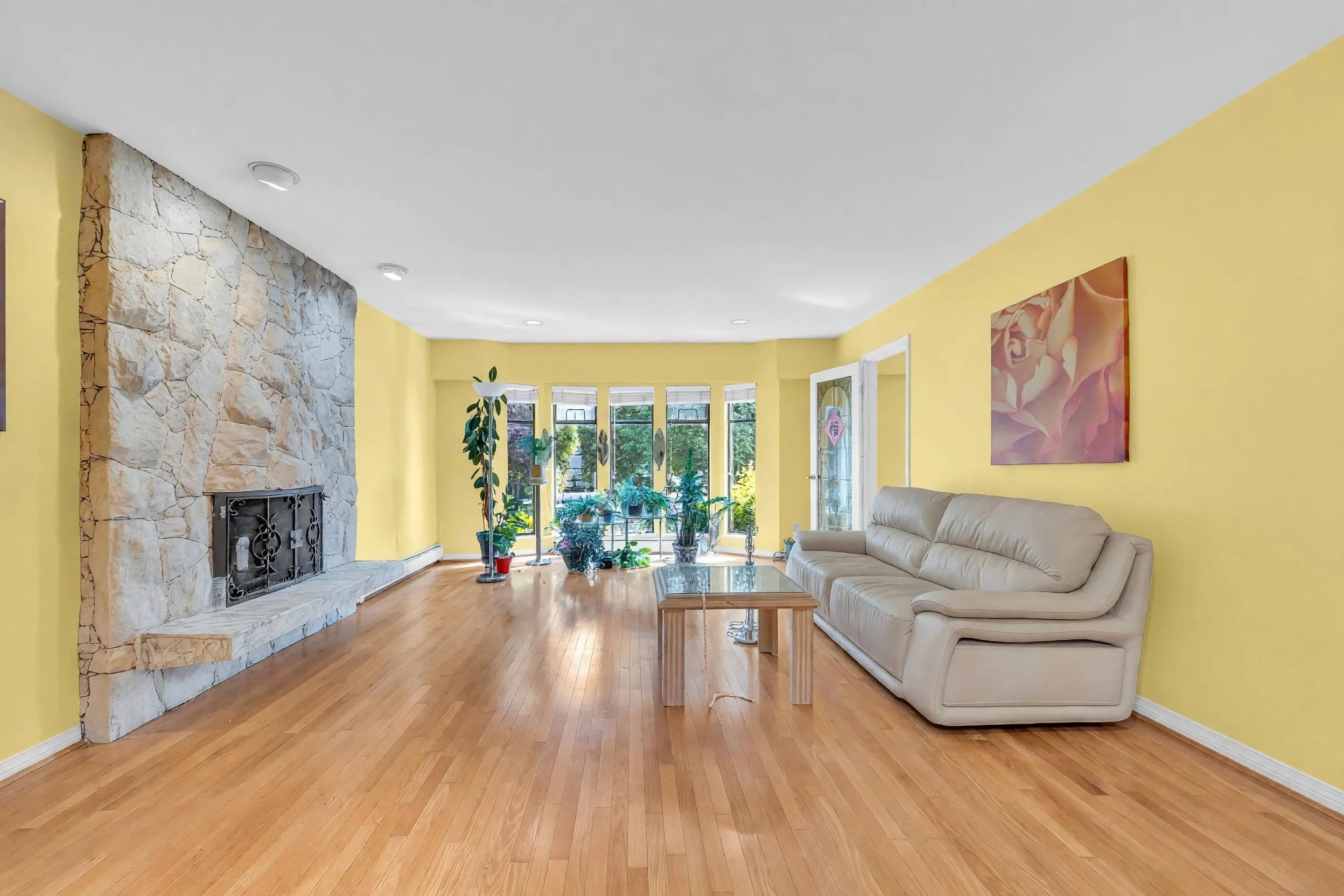 137 W Woodstock Avenue