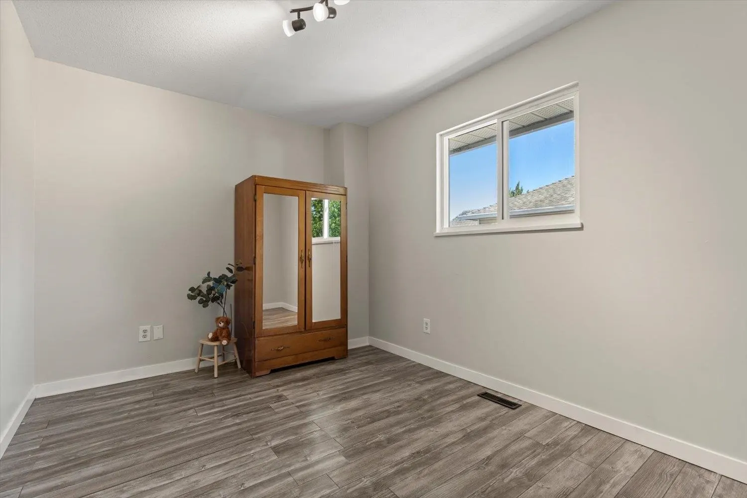 6033 Glenroy Drive