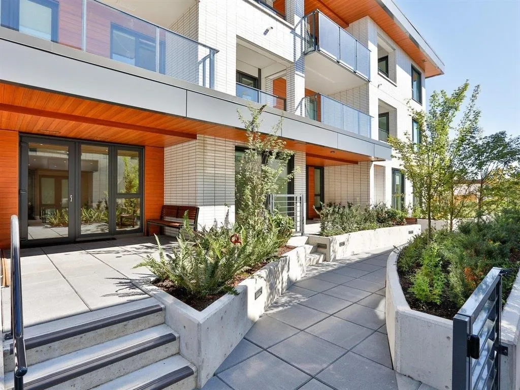 5383 Cambie Street #104