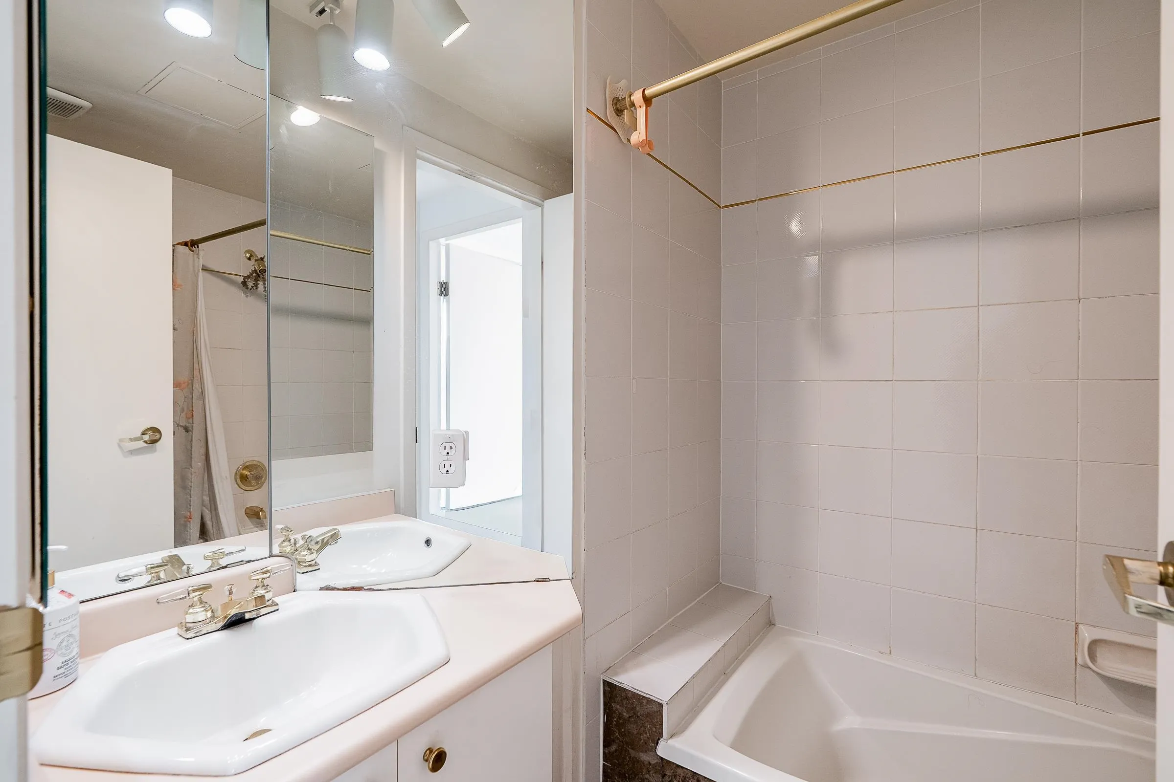 1355 W Broadway #804