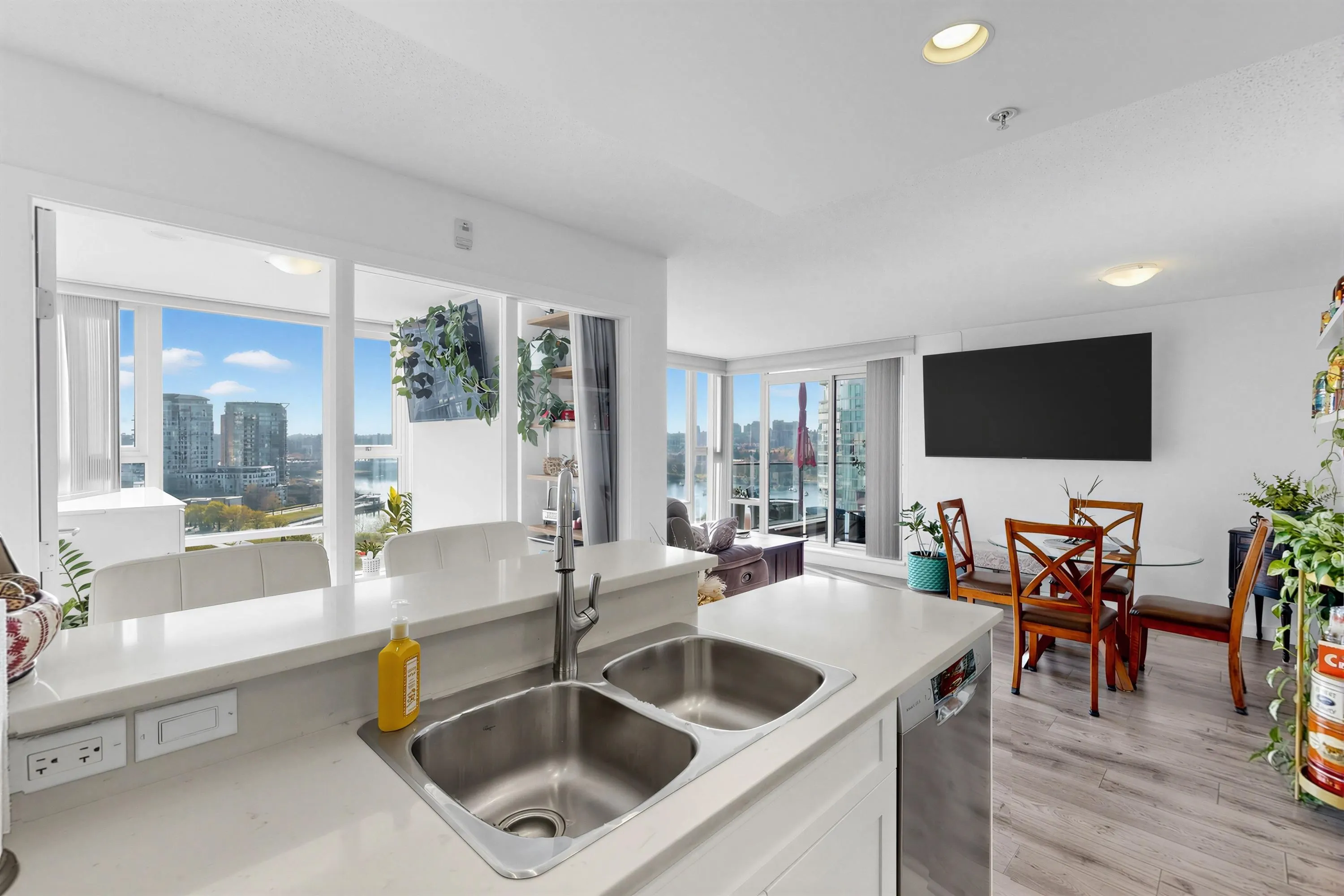 455 Beach Crescent #1501