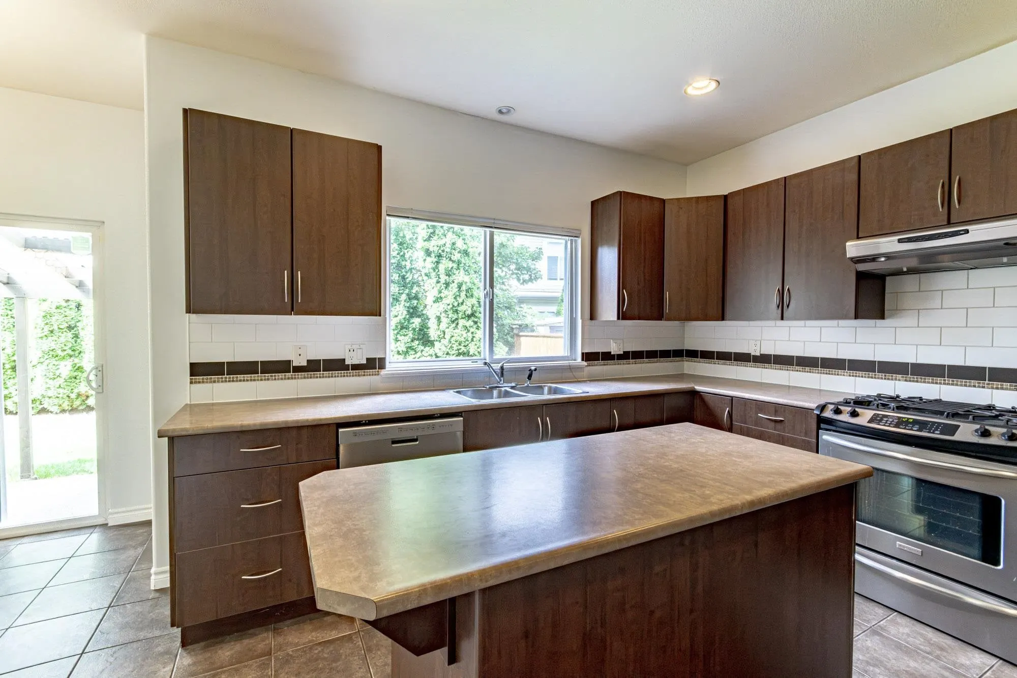 1154 Amazon Street