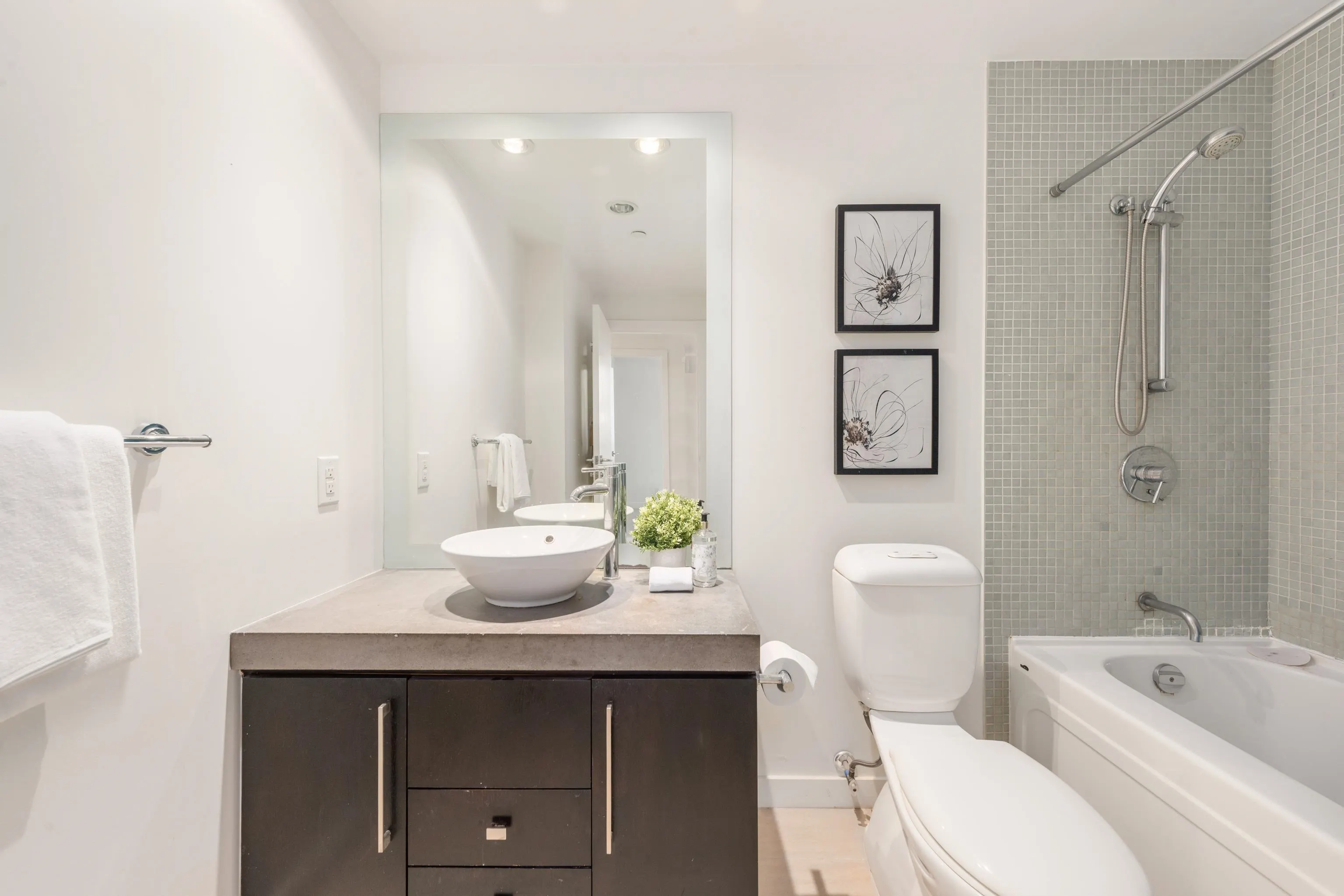 633 Kinghorne Mews #605