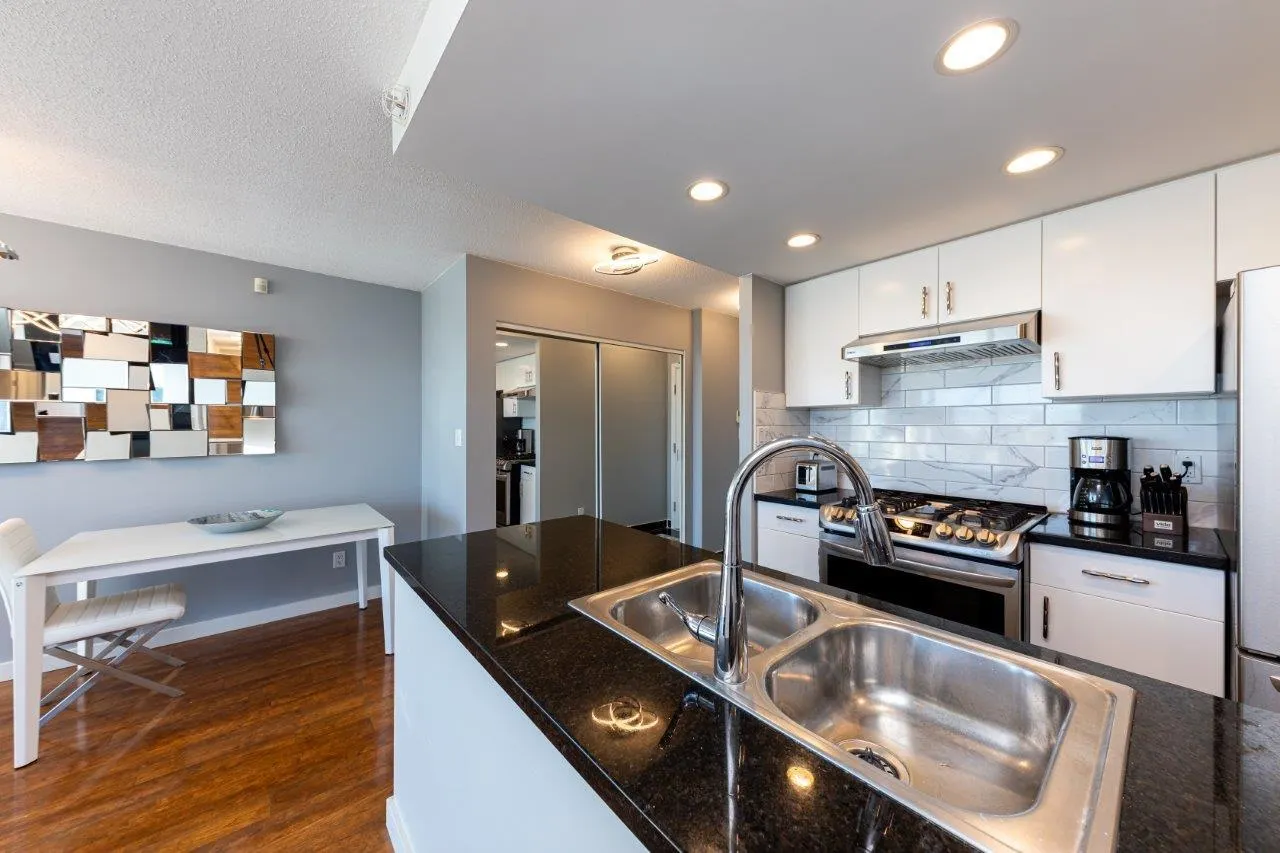 1033 Marinaside Crescent #2905