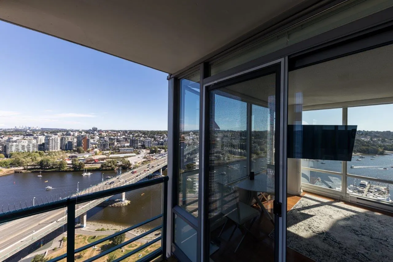 1033 Marinaside Crescent #2905