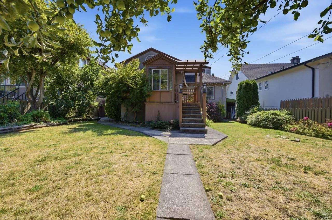 55 W King Edward Avenue