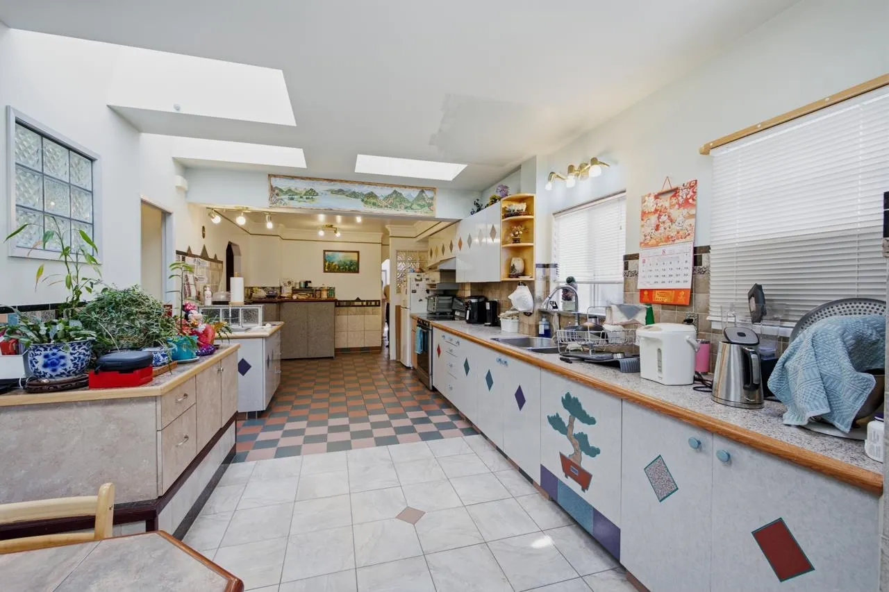 55 W King Edward Avenue