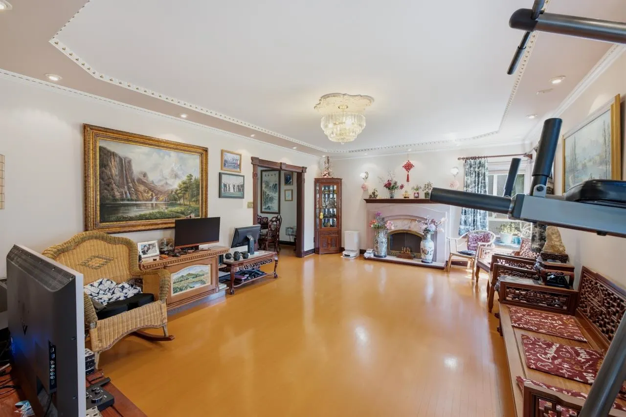 55 W King Edward Avenue