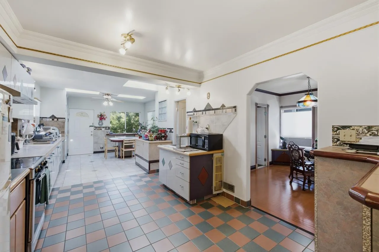 55 W King Edward Avenue