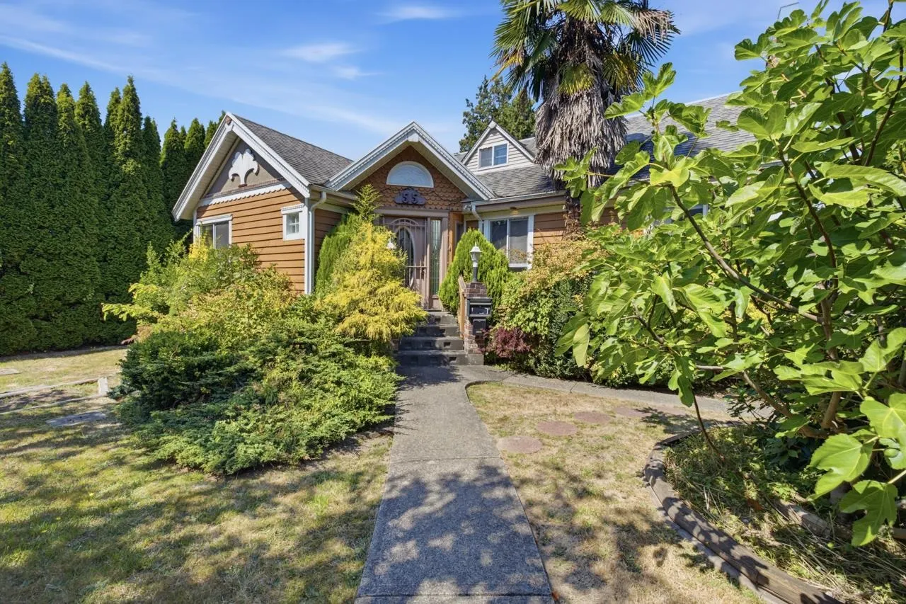 55 W King Edward Avenue