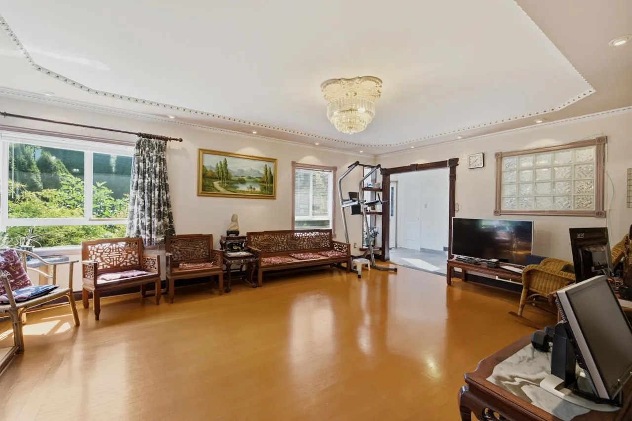 55 W King Edward Avenue