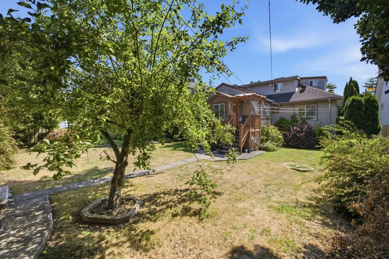 55 W King Edward Avenue