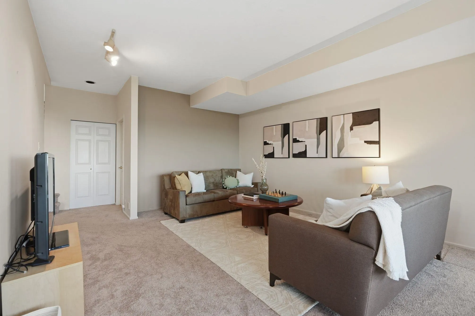 2343 Folkestone Way