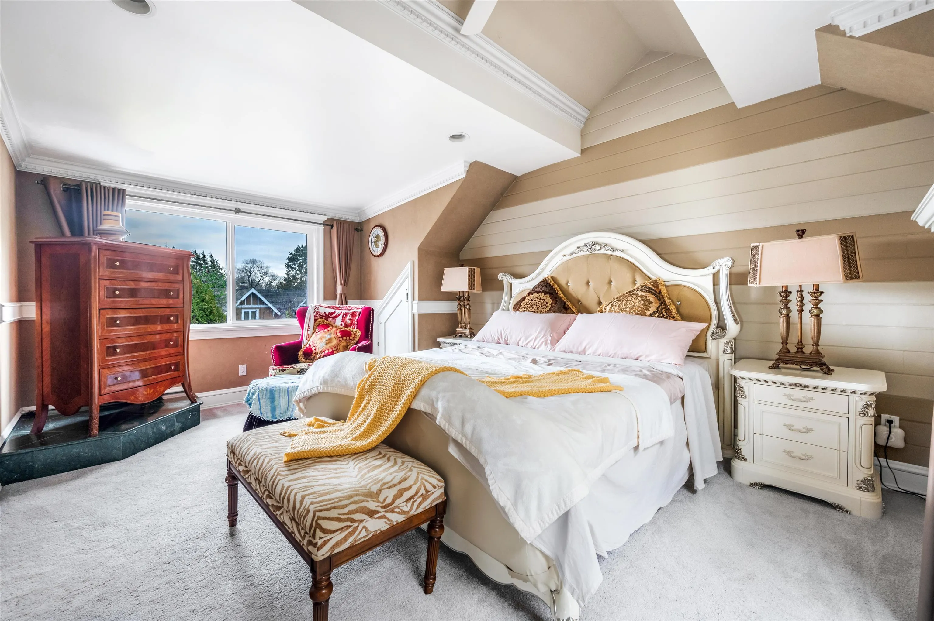 4396 Locarno Crescent