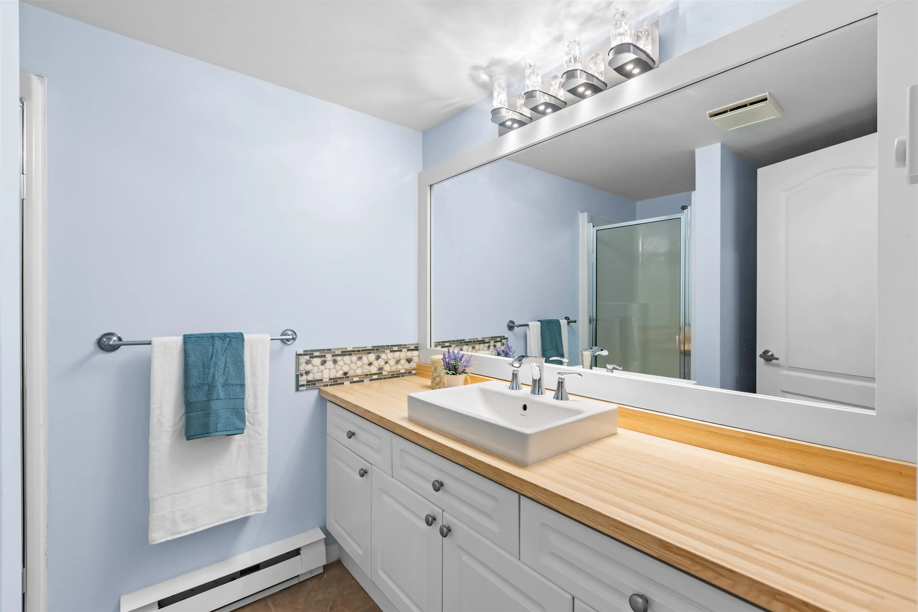 20433 53 Avenue #206