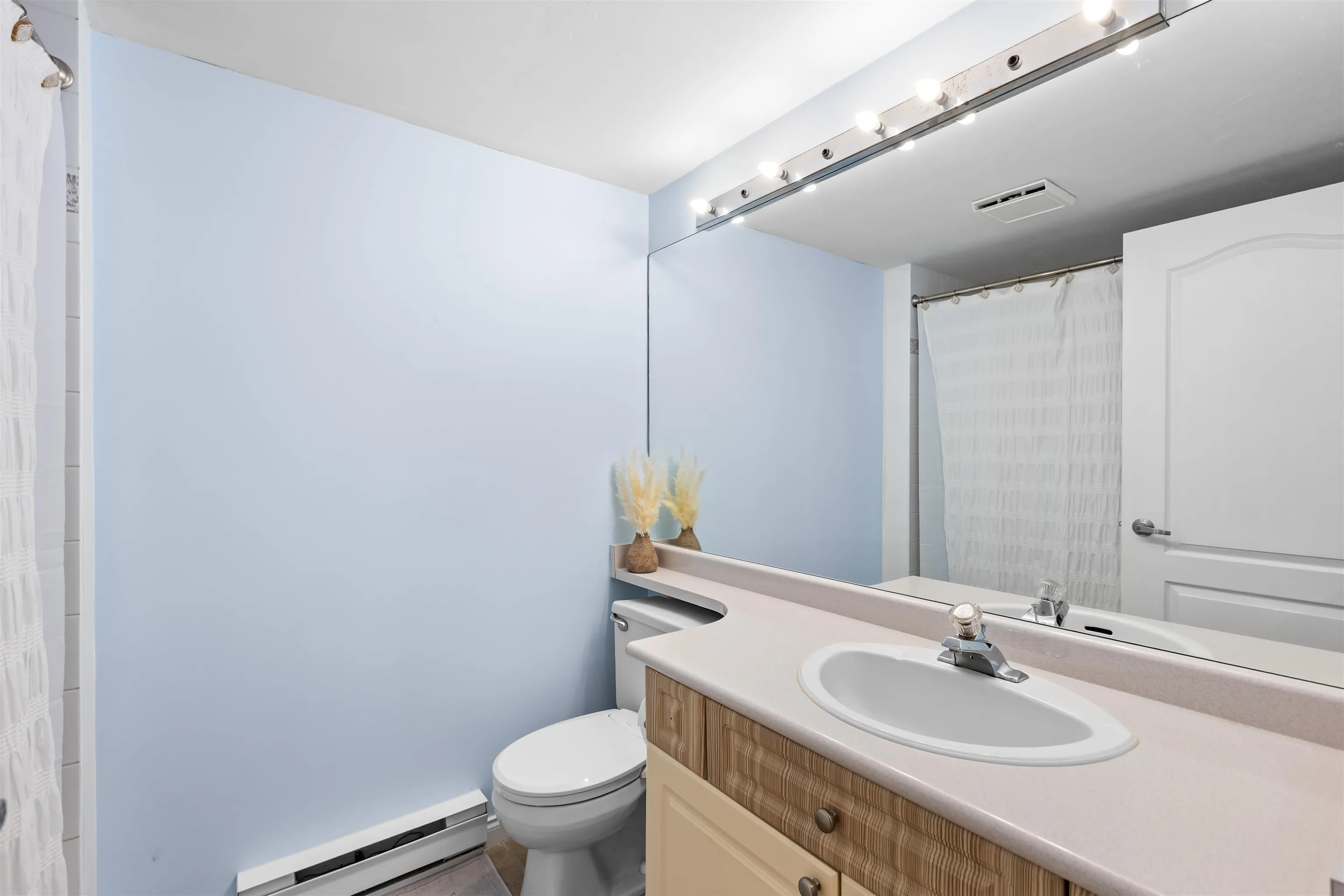 20433 53 Avenue #206
