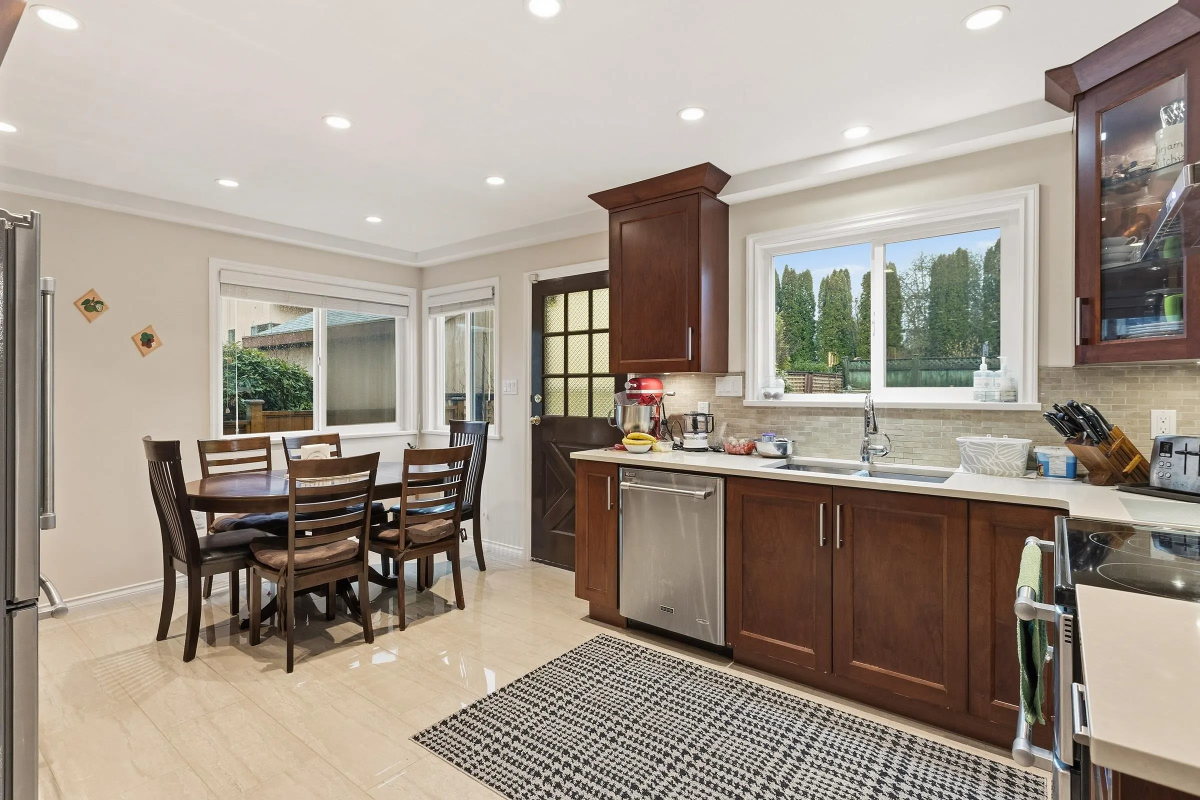 4729 Canada Way