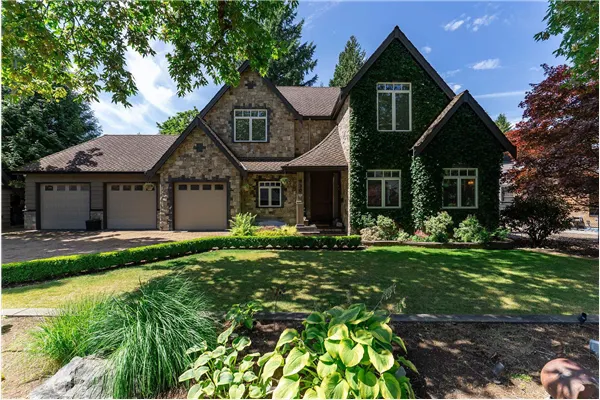 930 Selkirk Crescent