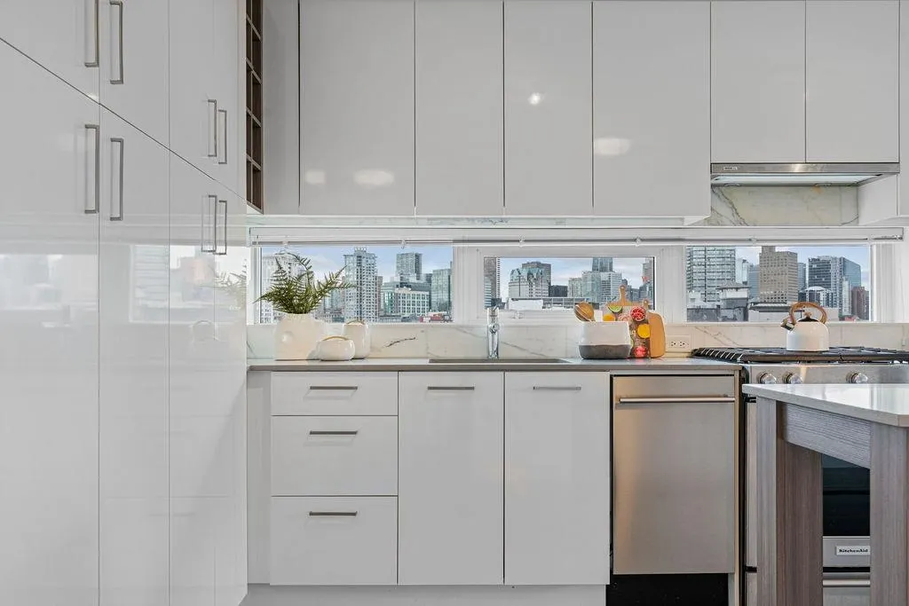 231 E Pender Street #807