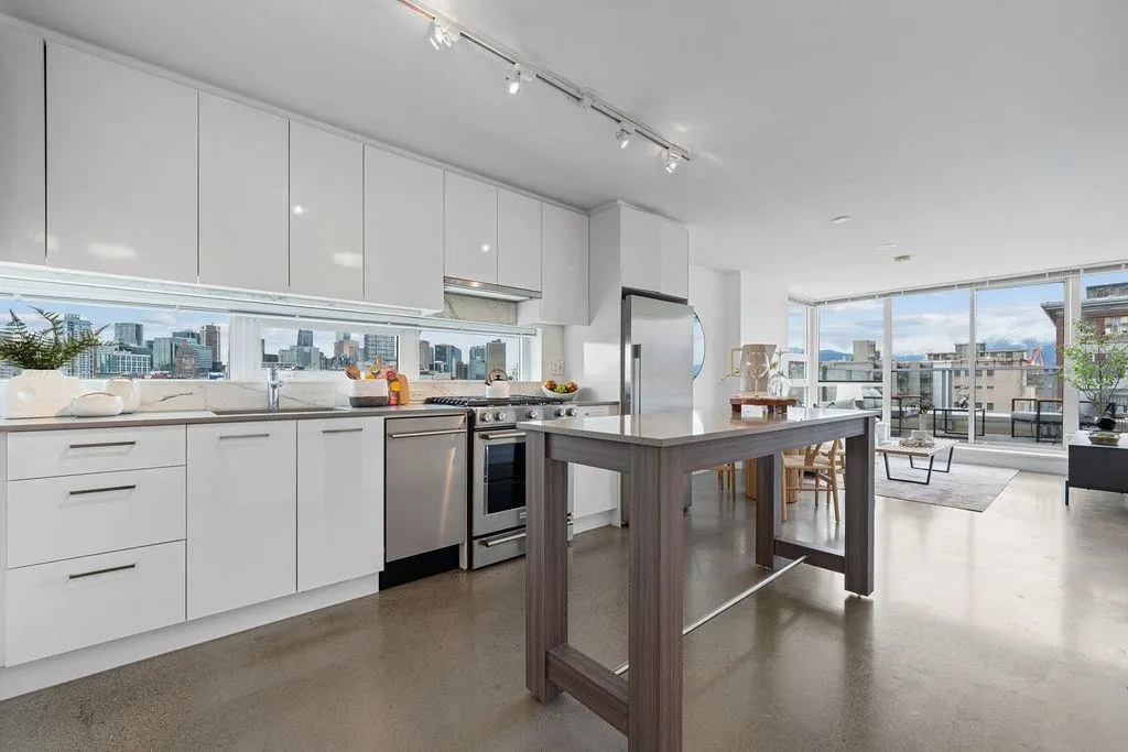 231 E Pender Street #807