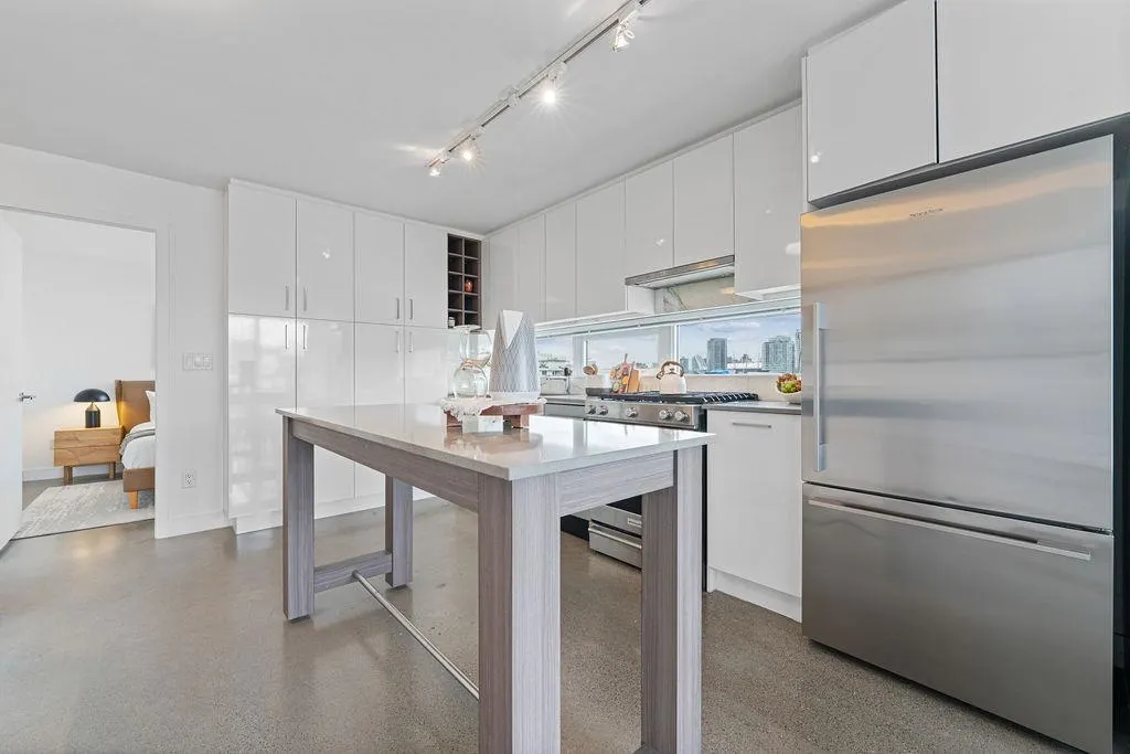231 E Pender Street #807