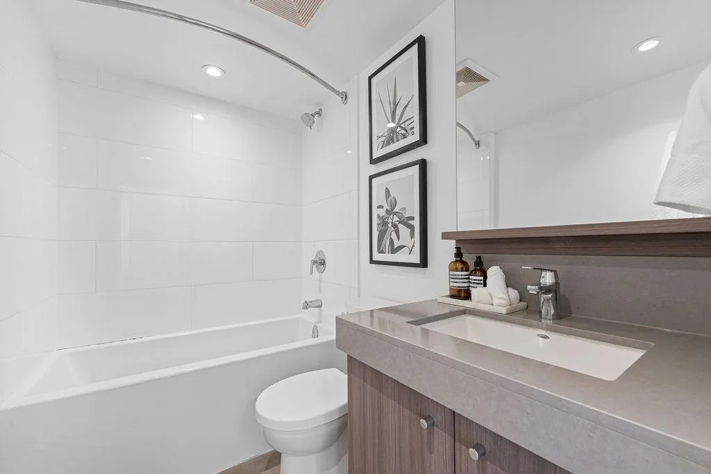 231 E Pender Street #807