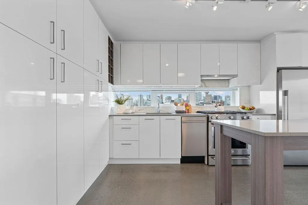 231 E Pender Street #807