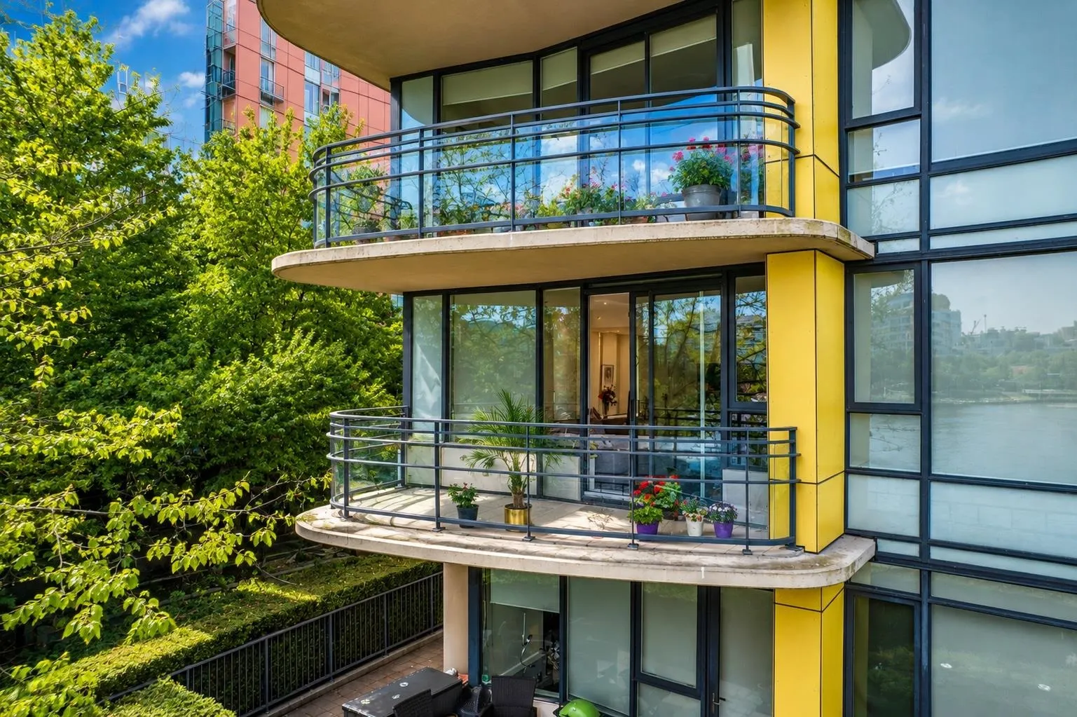 9 Smithe Mews #200