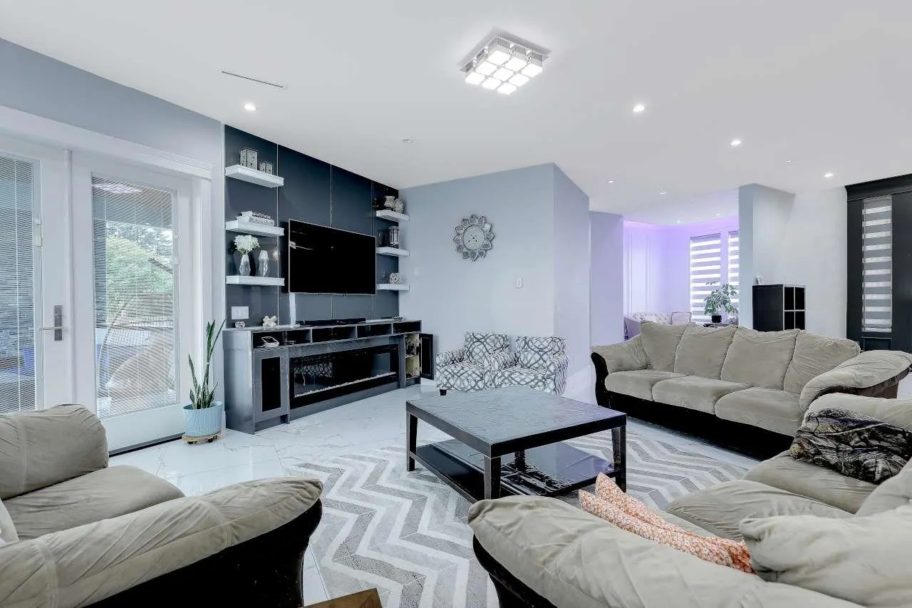 11890 Gilmour Crescent