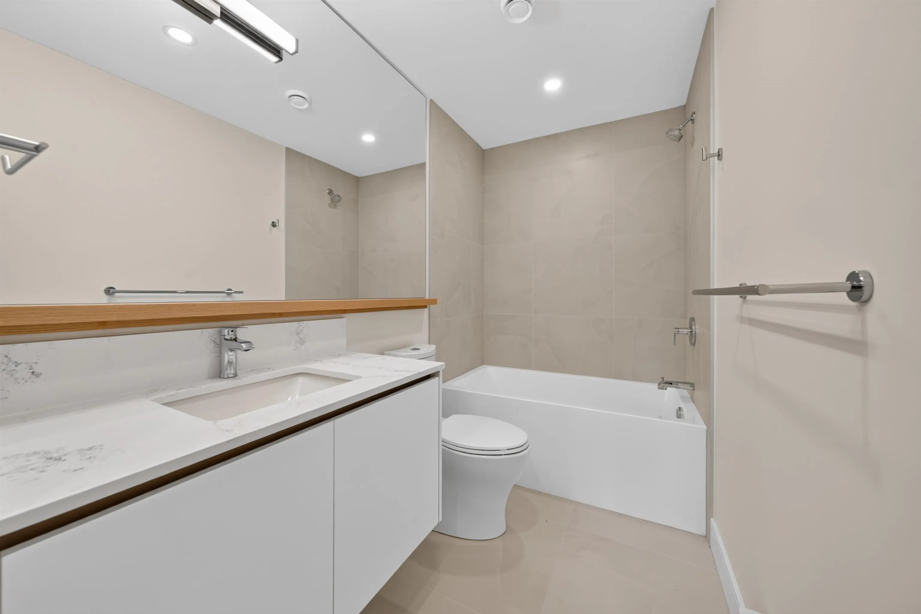 918 W 32nd Avenue #208
