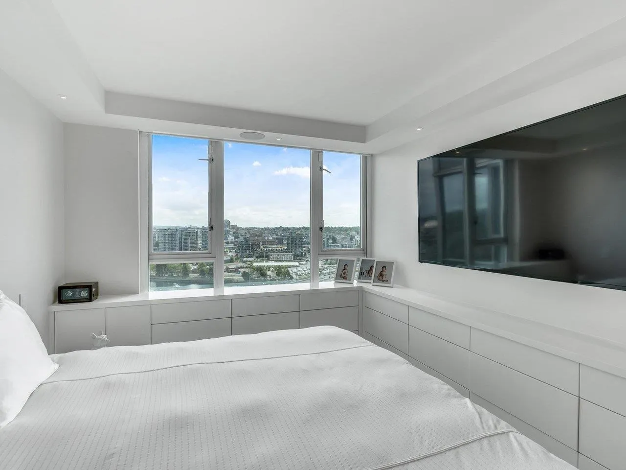 1033 Marinaside Crescent #2105