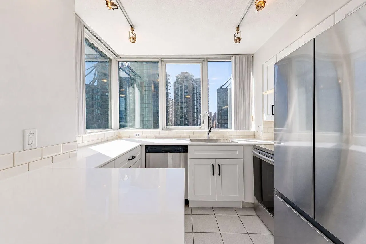588 Broughton Street #1806