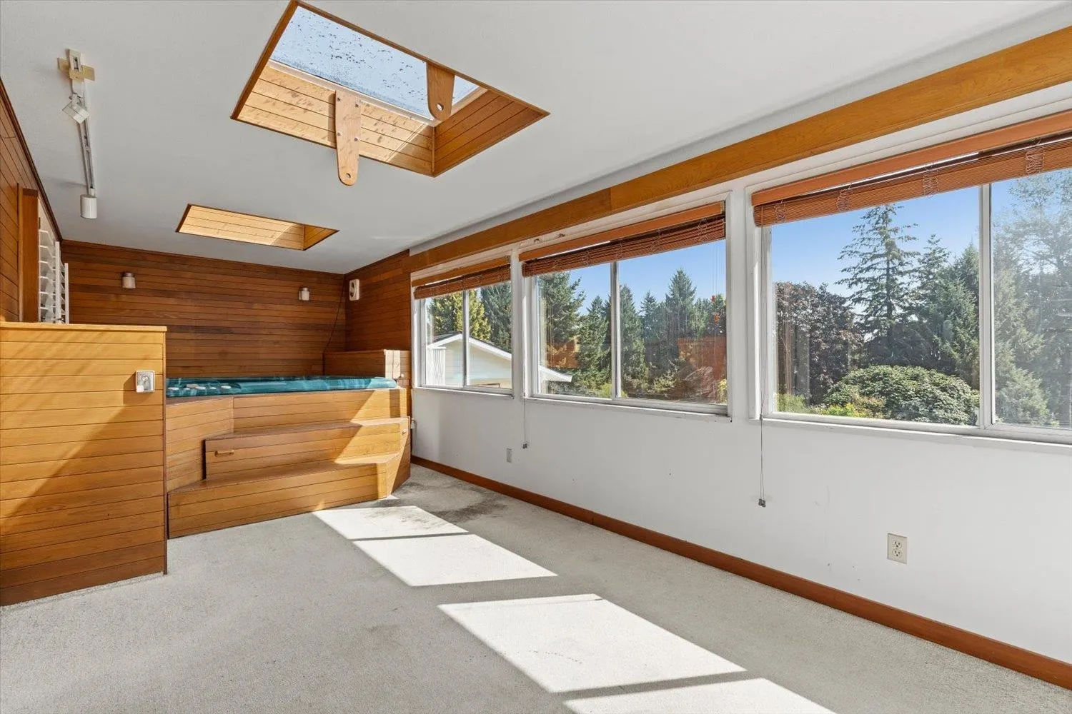 2034 Majestic Crescent