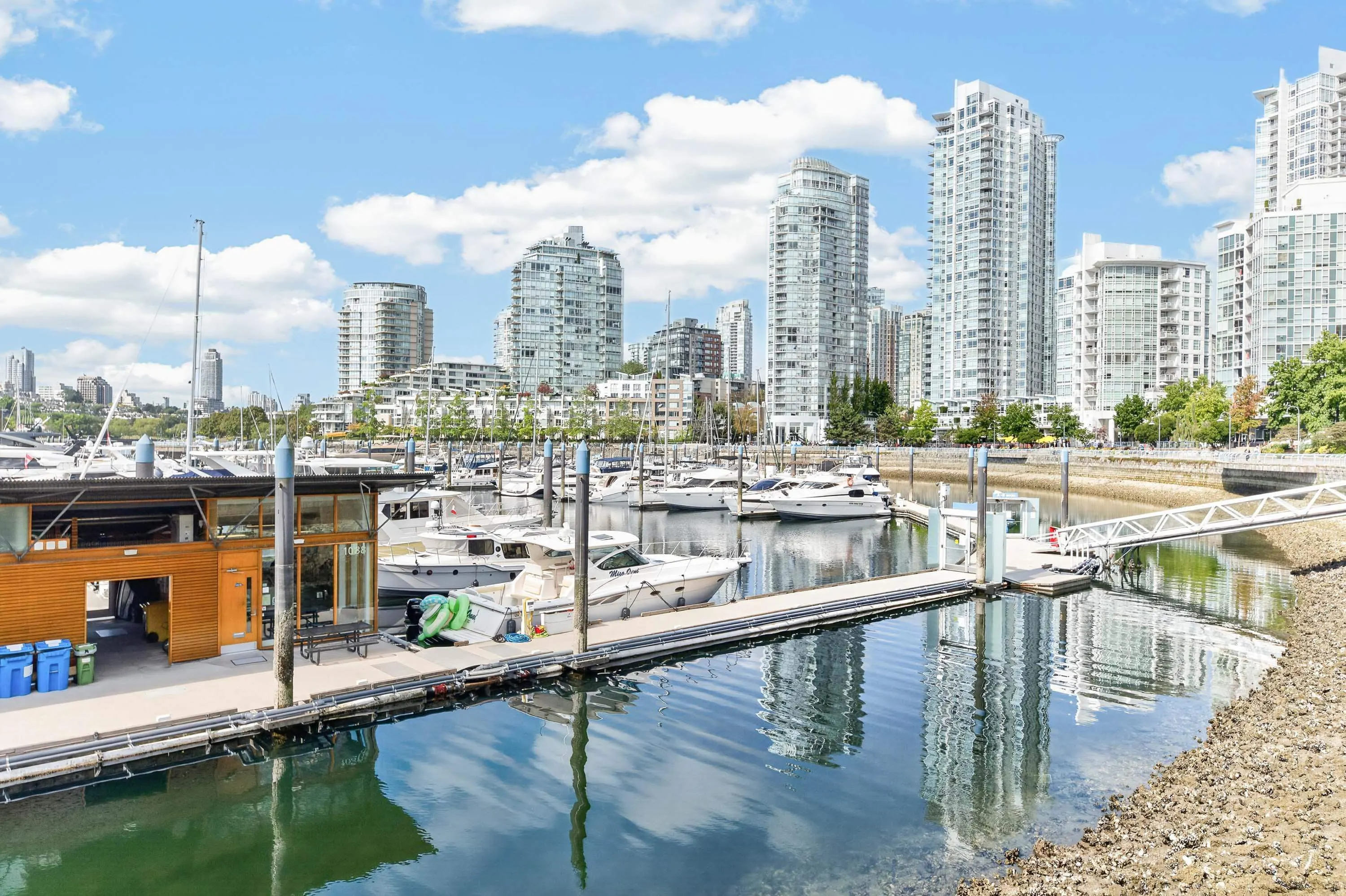 1033 Marinaside Crescent #3607