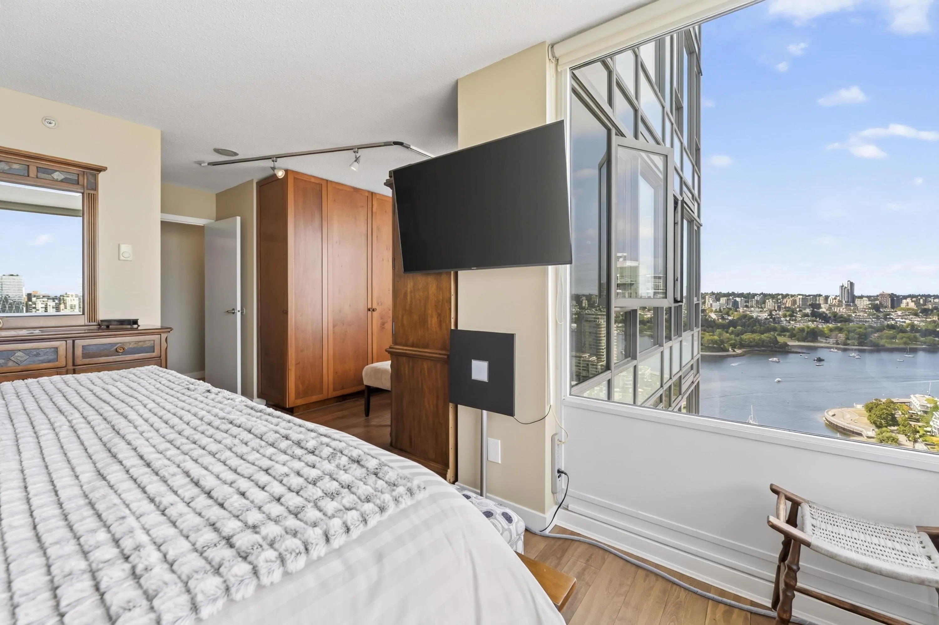 1033 Marinaside Crescent #3607