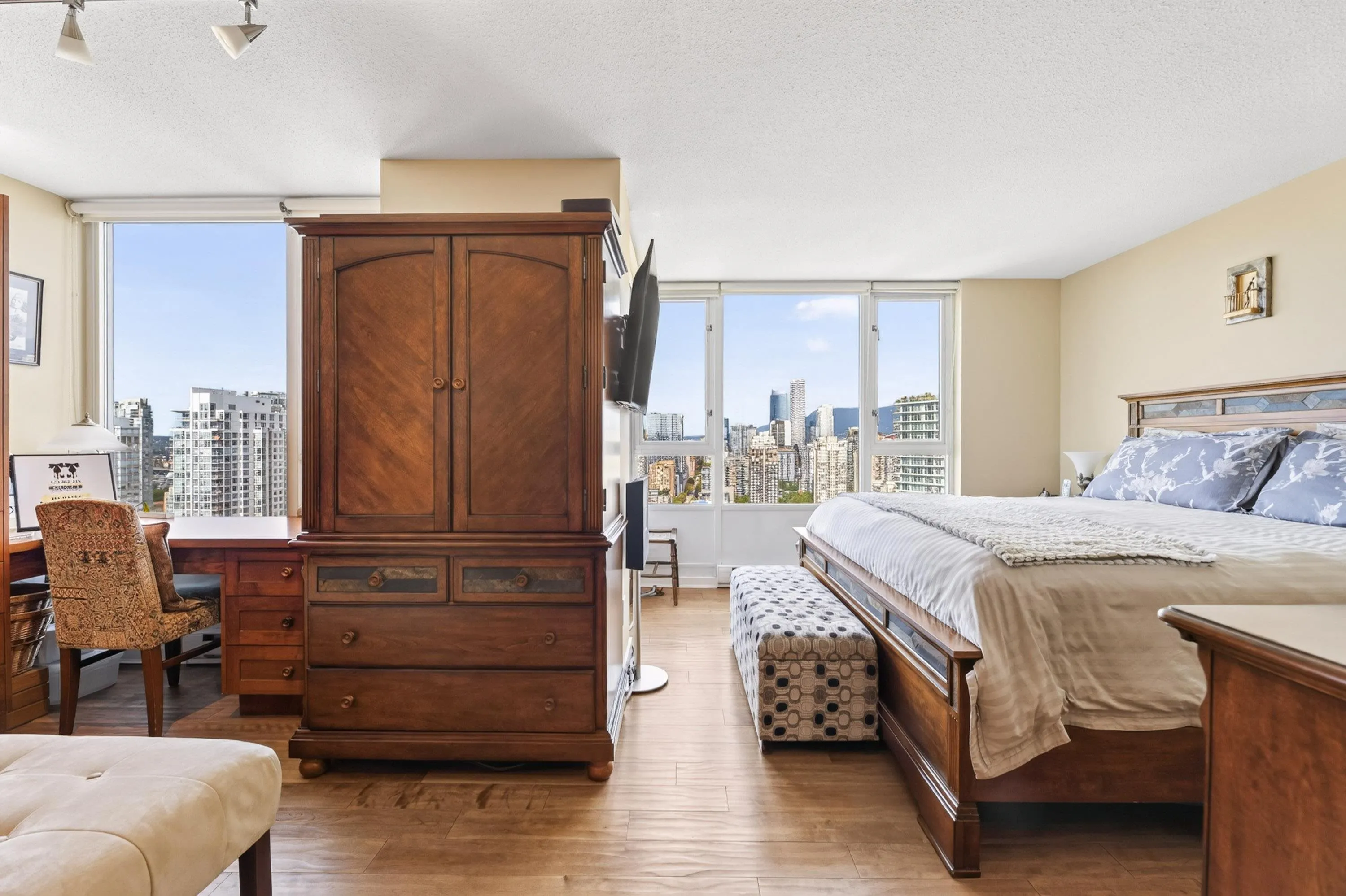 1033 Marinaside Crescent #3607