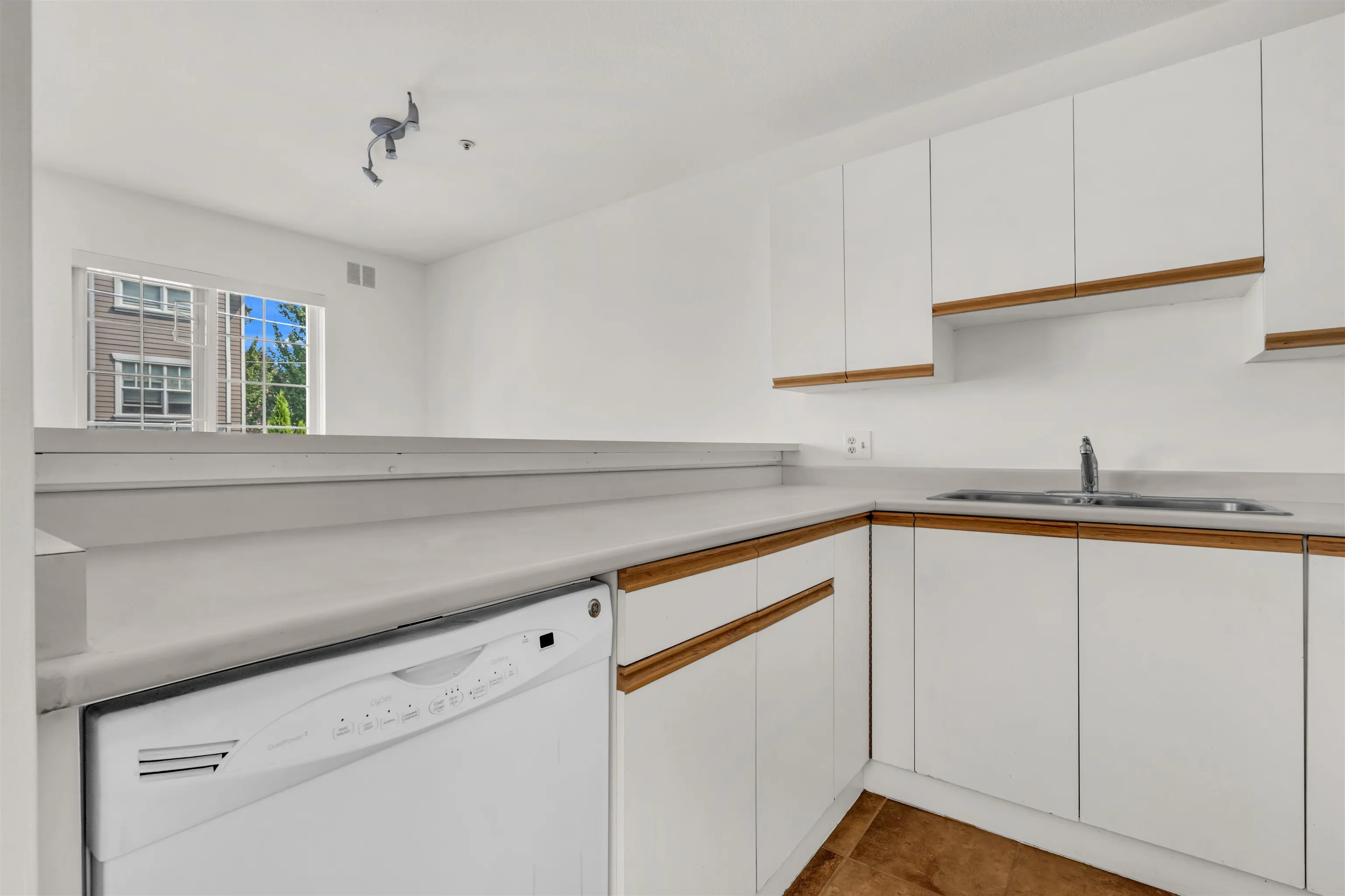 833 W 16th Avenue #204