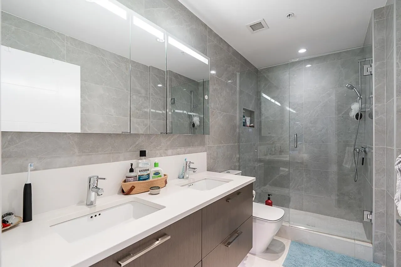 489 W 26th Avenue #108