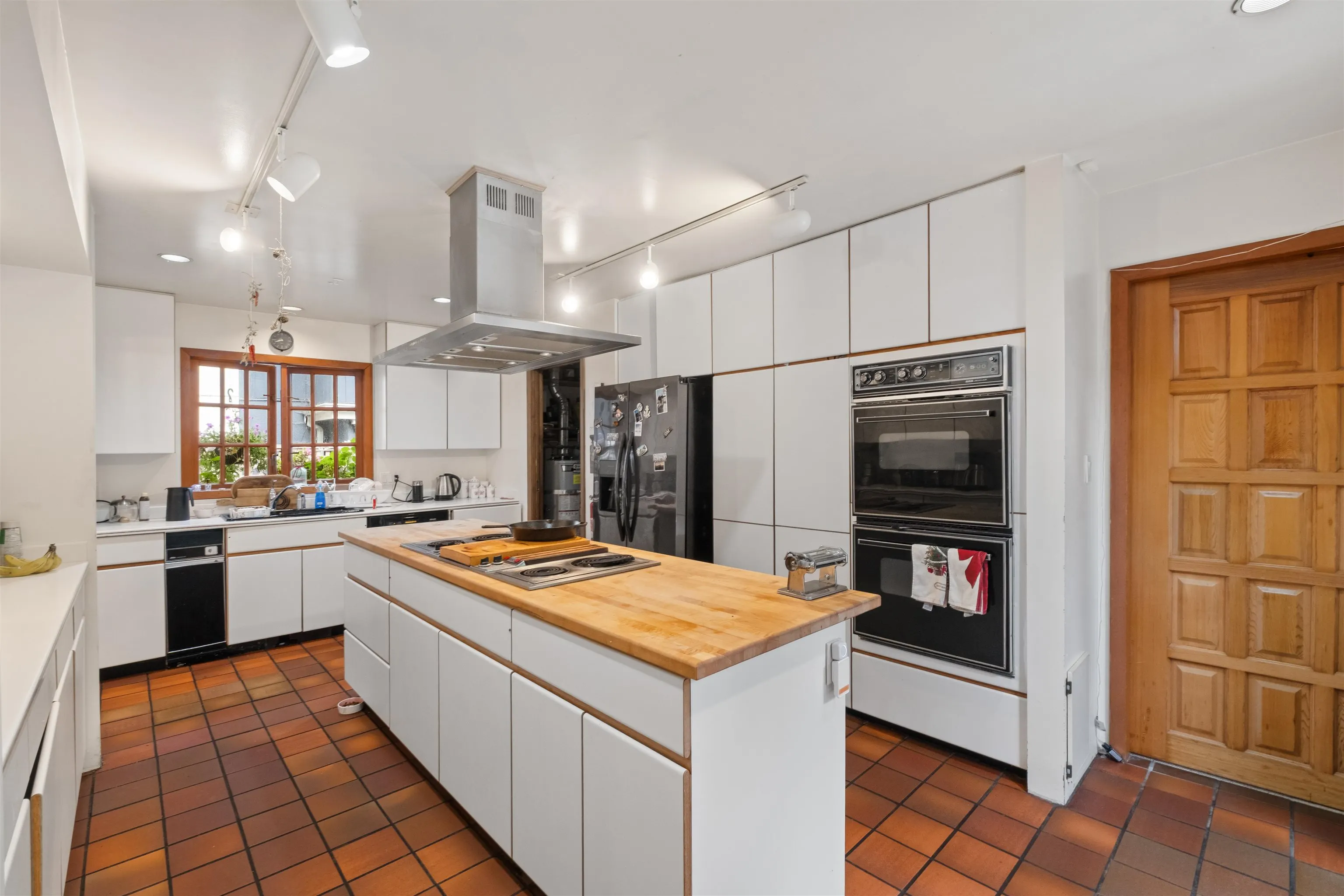 886 E 29th Street