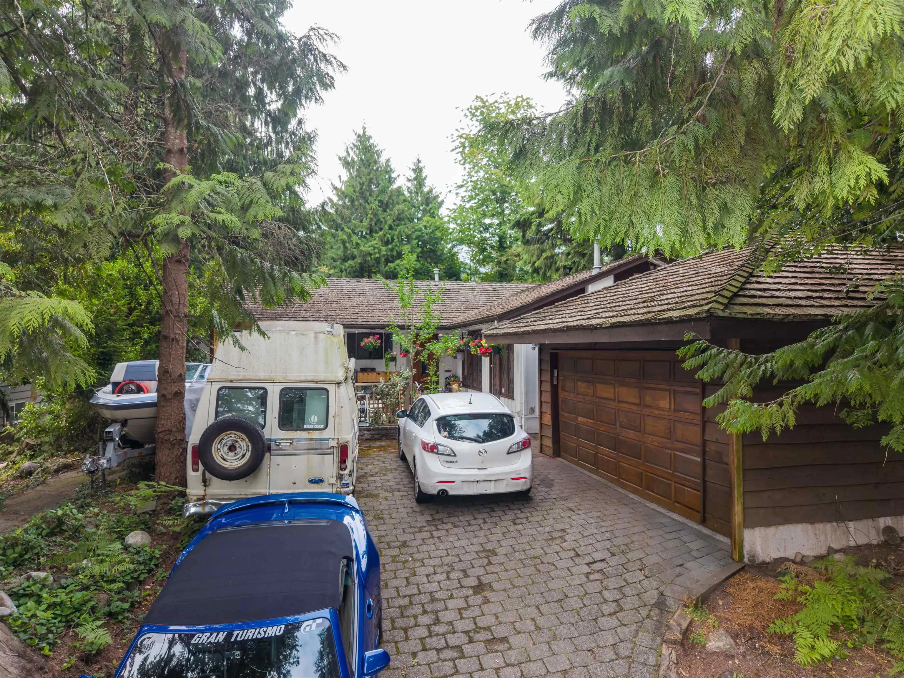 886 E 29th Street