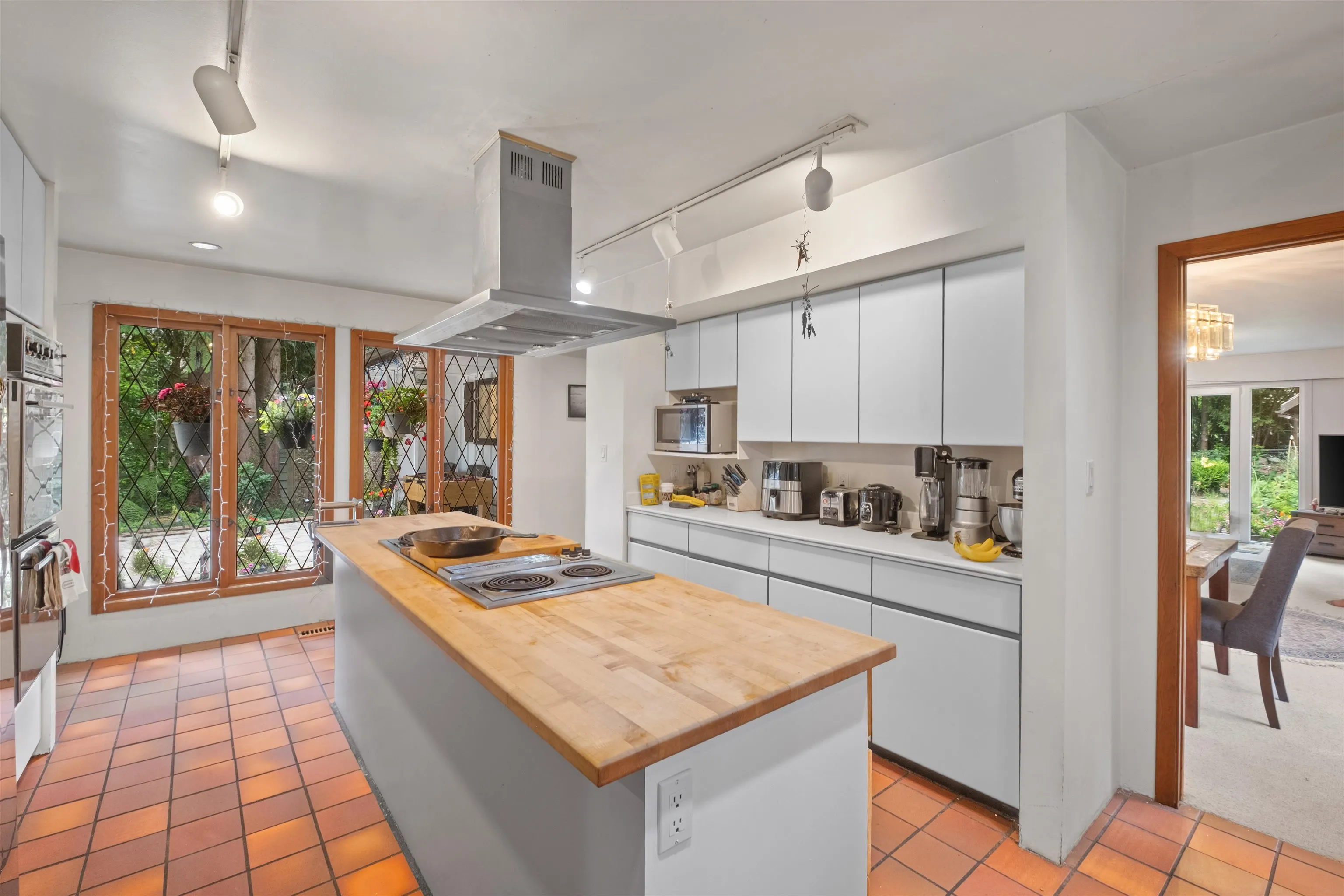886 E 29th Street