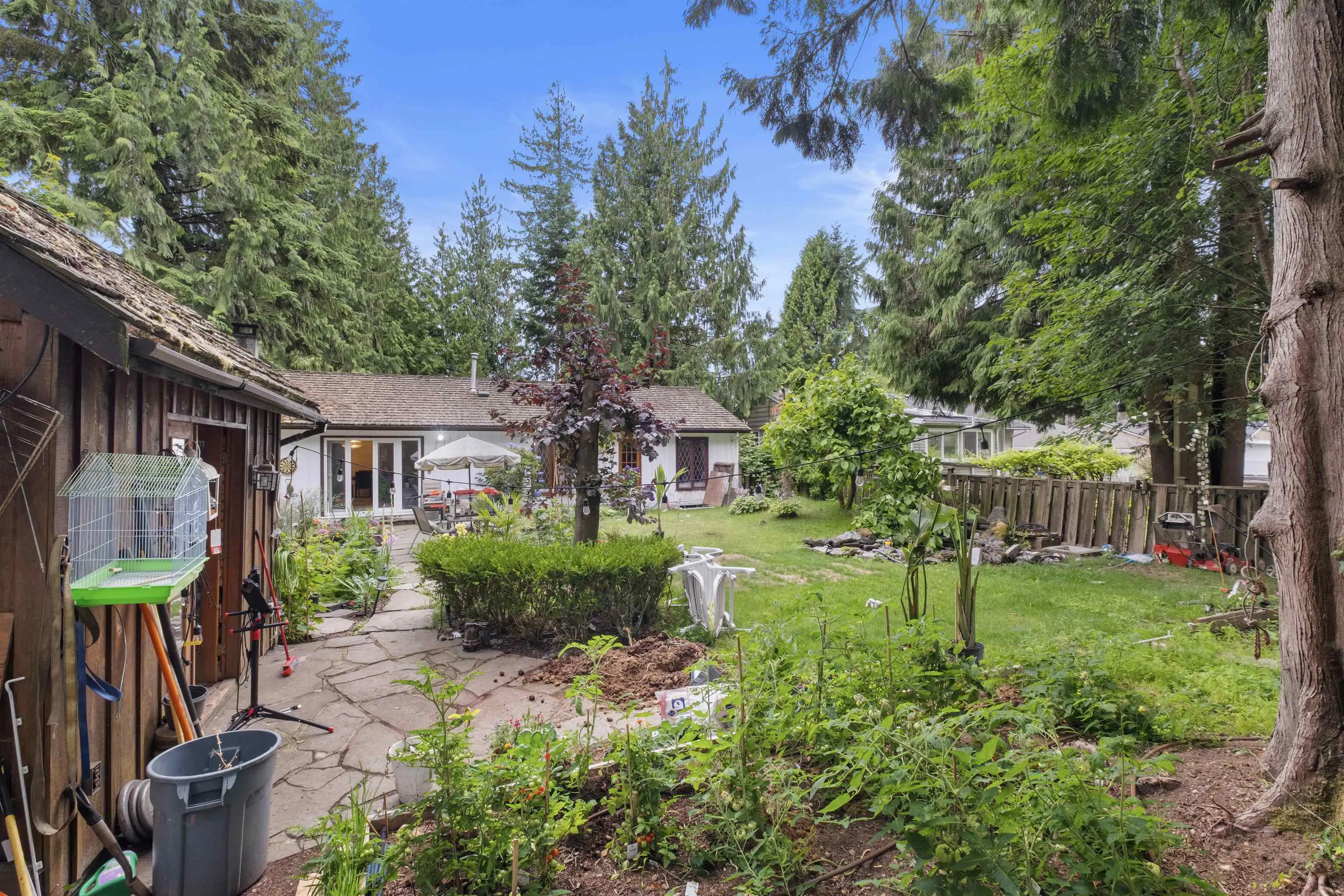 886 E 29th Street
