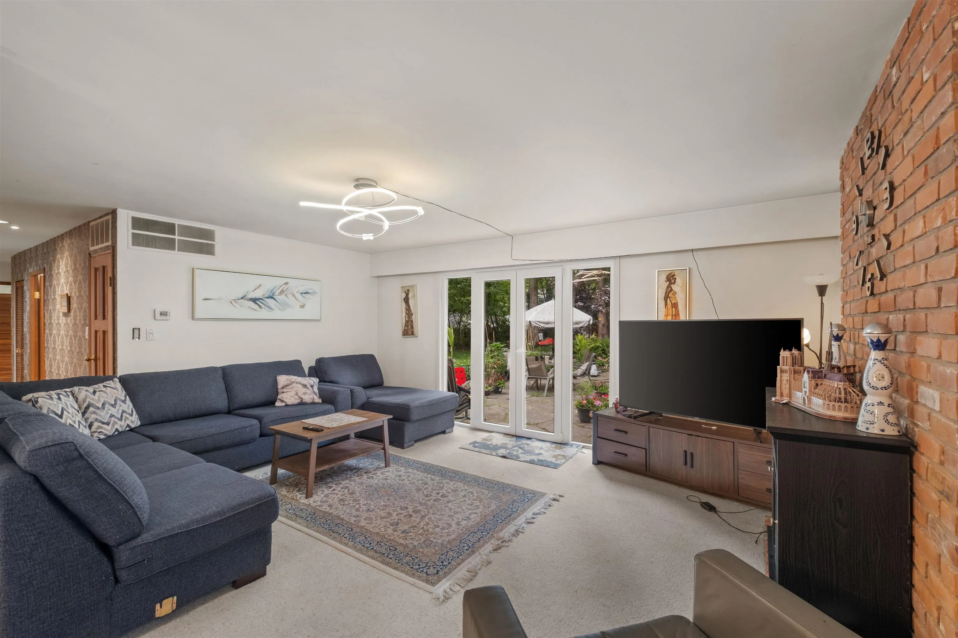 886 E 29th Street