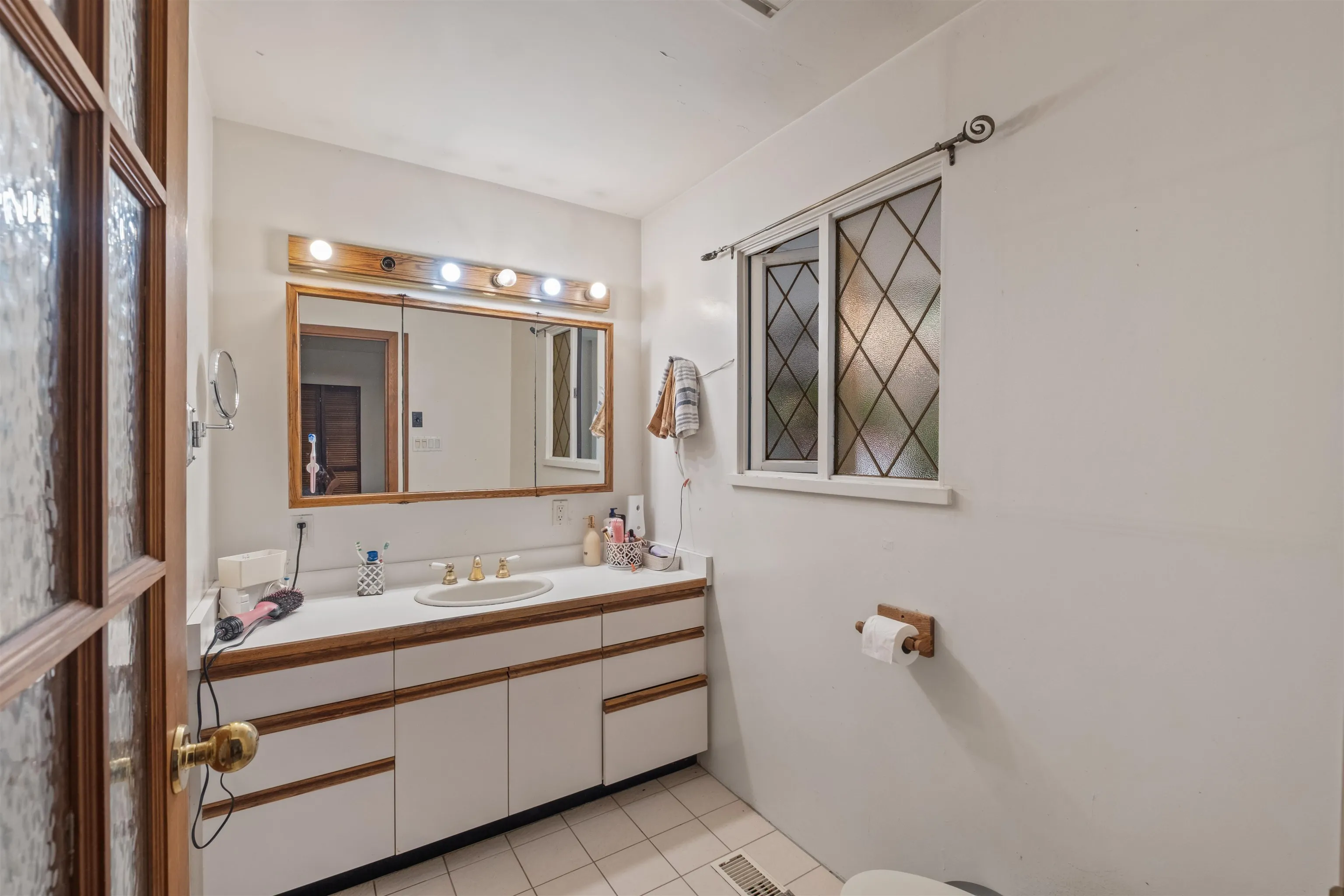 886 E 29th Street